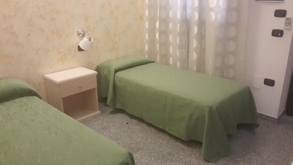 מרינה די סקבוניאה Hotel Miramare חדר תמונה