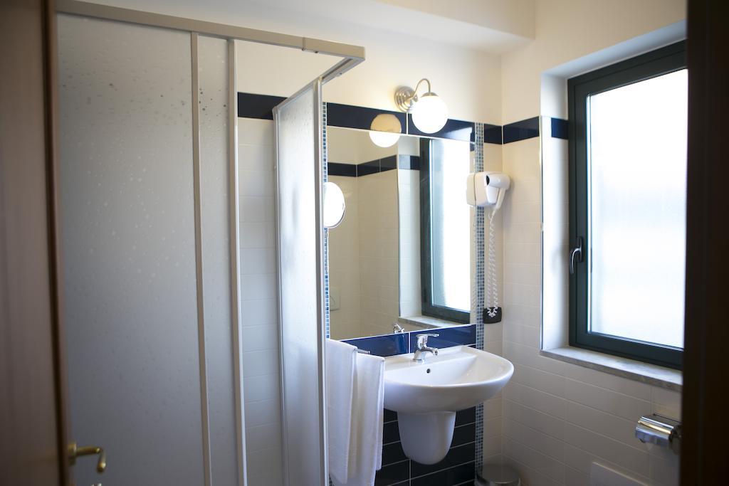 מרינה די סקבוניאה Hotel Miramare חדר תמונה