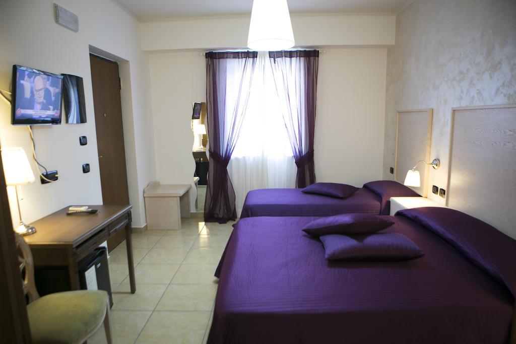 מרינה די סקבוניאה Hotel Miramare חדר תמונה